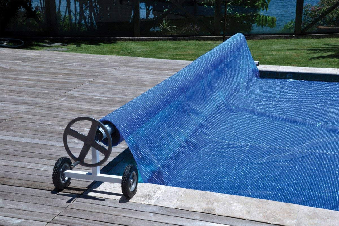 Tube et rouleau solaire pour piscine creusée