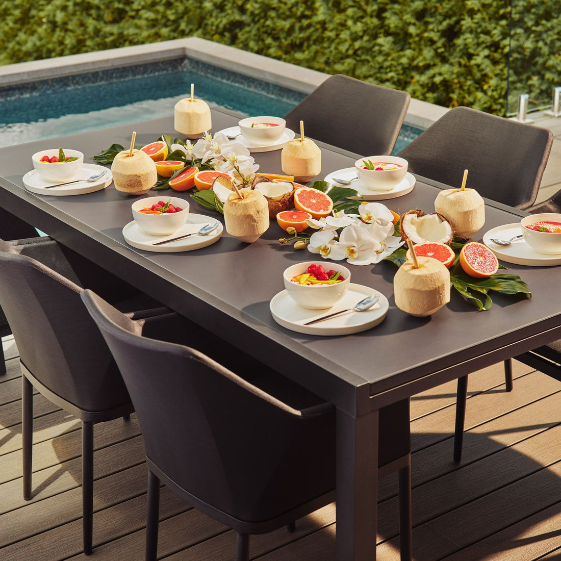 Amazone II grey dinner table - Store demo with imperfections