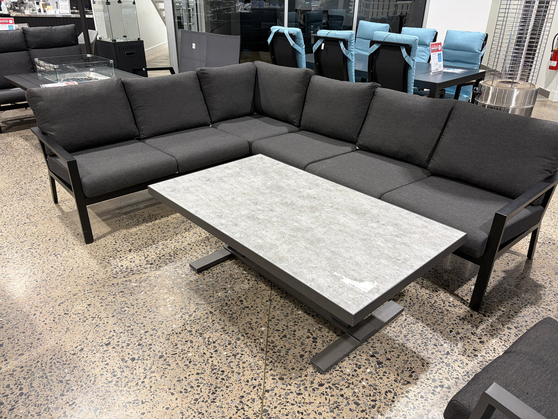 Merida Sectional black - Store demo with imperfections