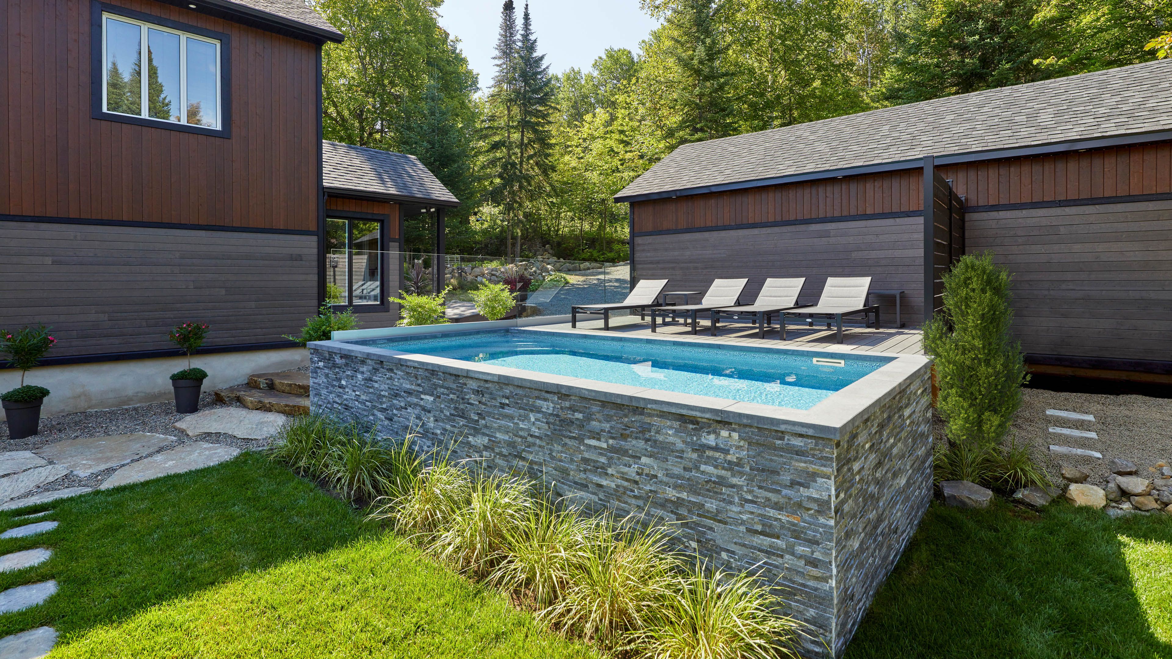 Trevi Futura | 9′ x 18’ Finlandaise shape | Mackenzie liner| Rio natural stone siding | Liner-covered corner steps