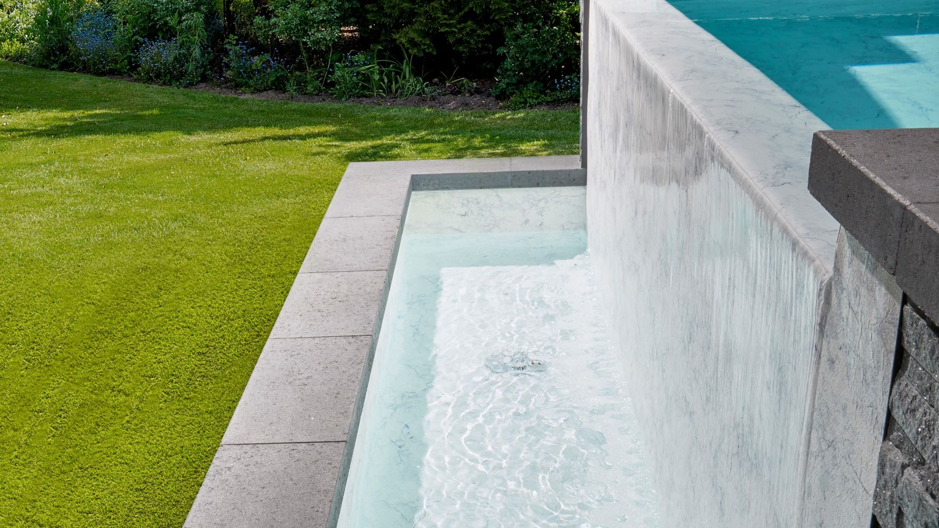 The waterfall can be installed on the shortest or longest wall to suit your entire outdoor space.